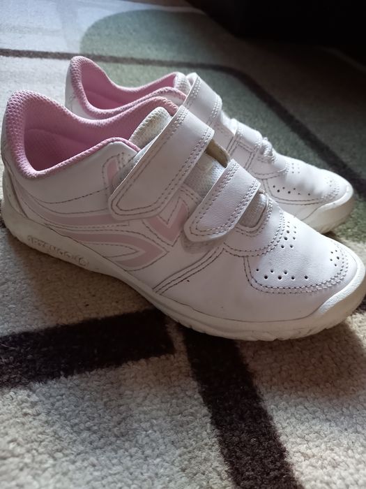 Бели летни маратонки