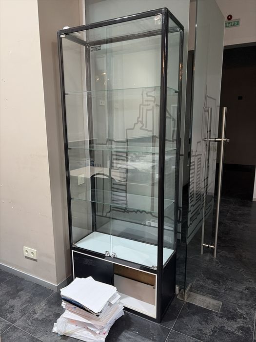 Витрина со стеклянными дверьми
