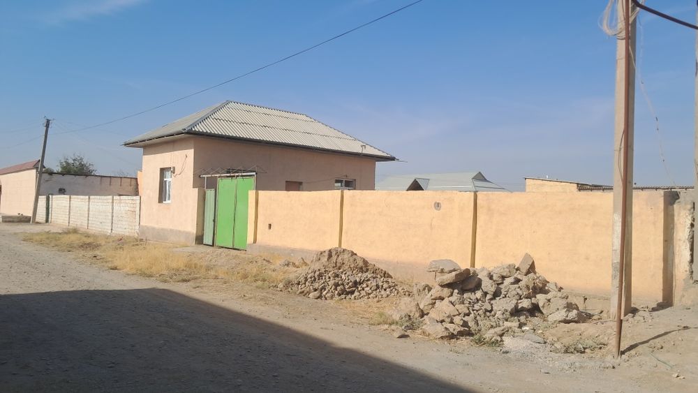 Qarshida eski sho‘rtan dachadan