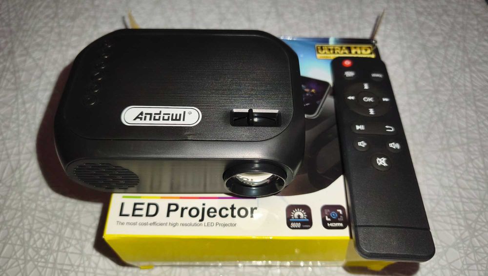 Мини LED проектор Full HD 1080P / Домашно кино проектор с USB, SD, AV