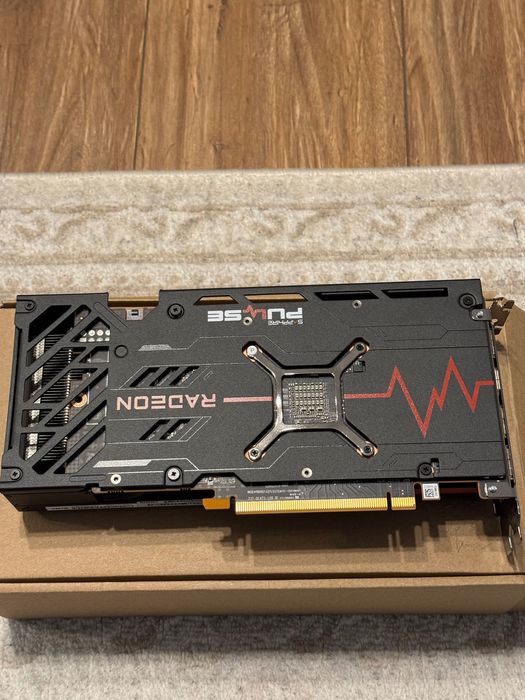 Vand placa video Sapphire Pulse RX 7600, in gar