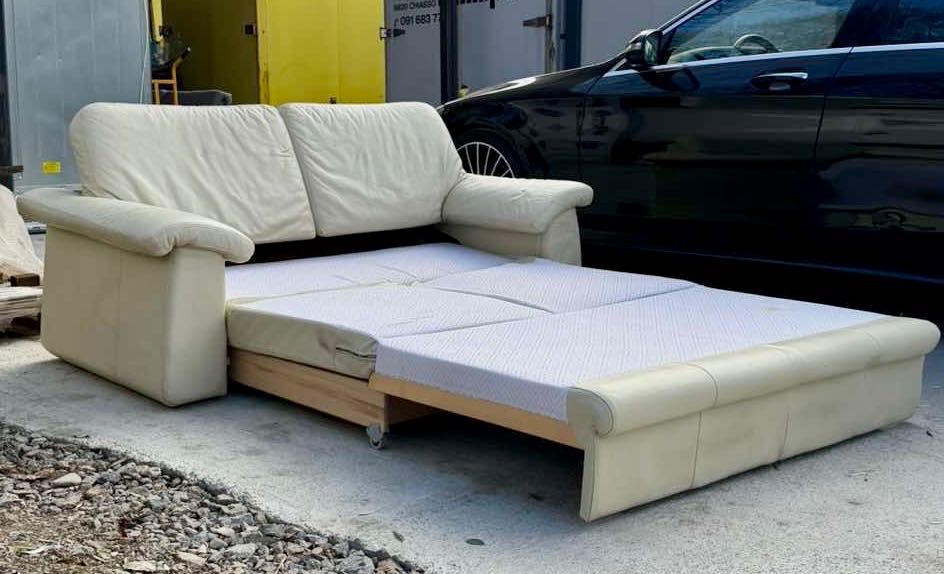Кожен диван – разтегателен, с функция сън