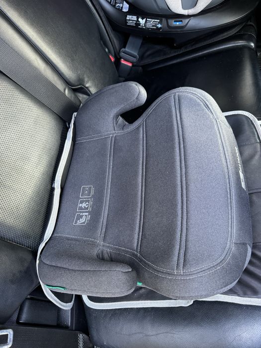 Детска бустер седалка с ISOFIX – отлично състояние