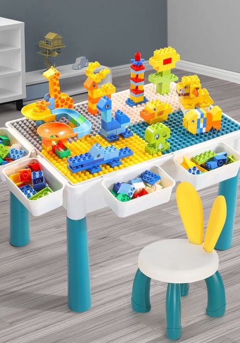 Детский стол с конструктором.