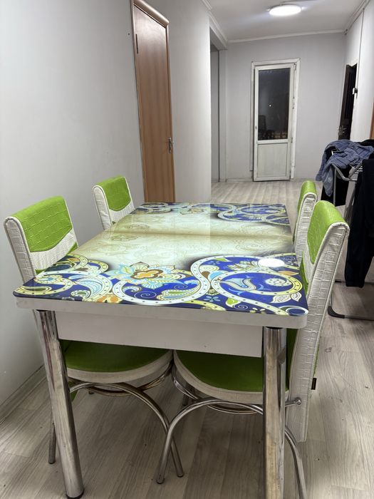 Стол со стулями можно раздвинуть