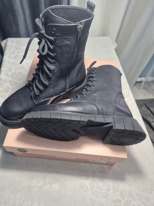 Продам ботинки женские