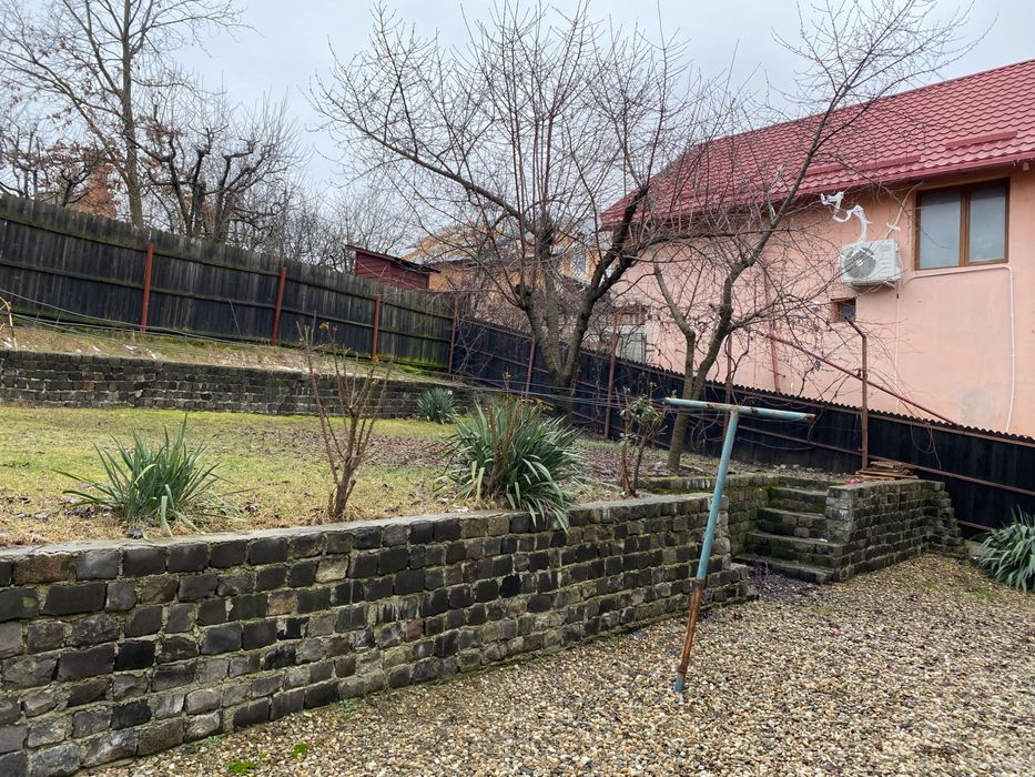 Casa Prundu cu 3 Apartamente individuale și garaj