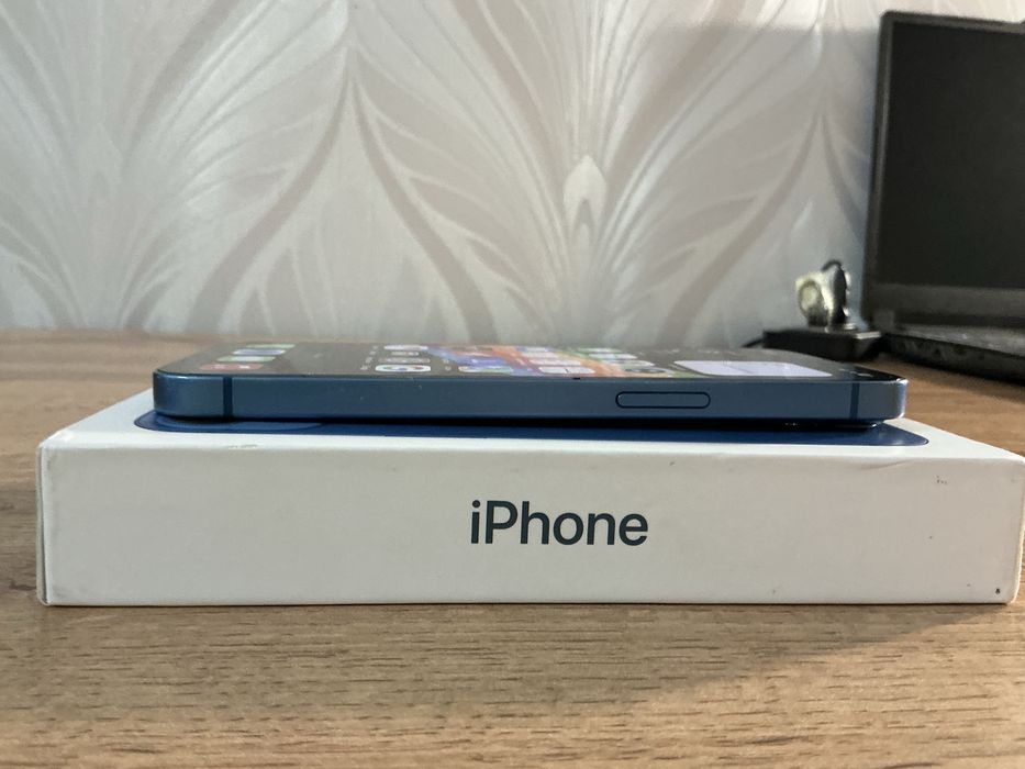 Продаю iPhone 13 128 ГБ синий
