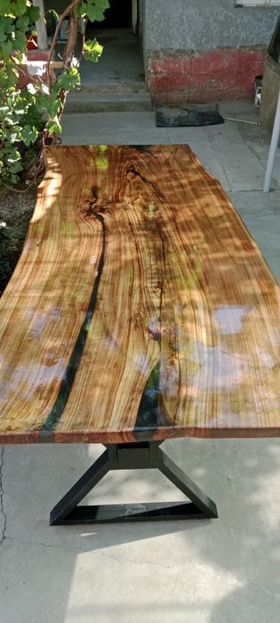 Стол из цельного массива дерева