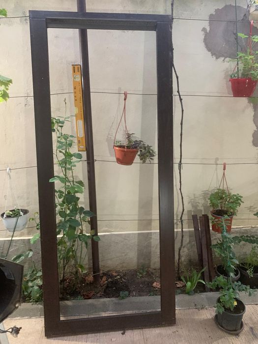 Ușa de interior din lemn stratificat 
Dimensiuni   90/210 .