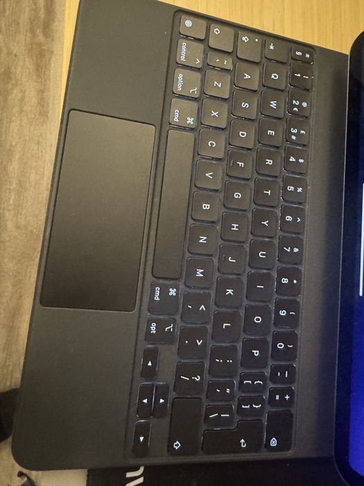 Ipad pro 11 inch 4th gen with magic keyboard and stylus