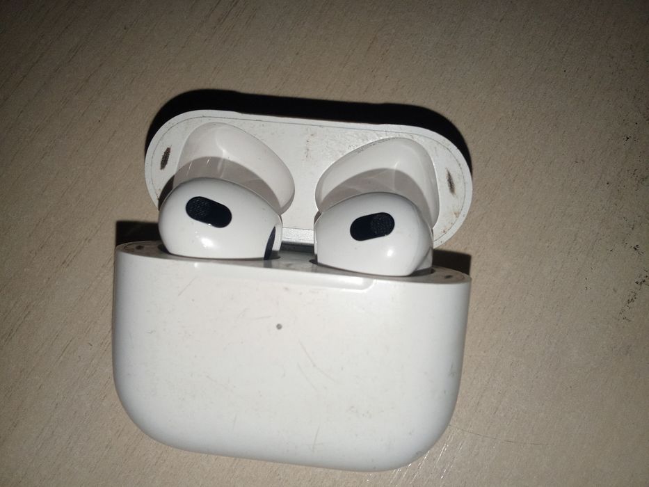 airpods 3 Б/У Оригинал с мелким дефектом