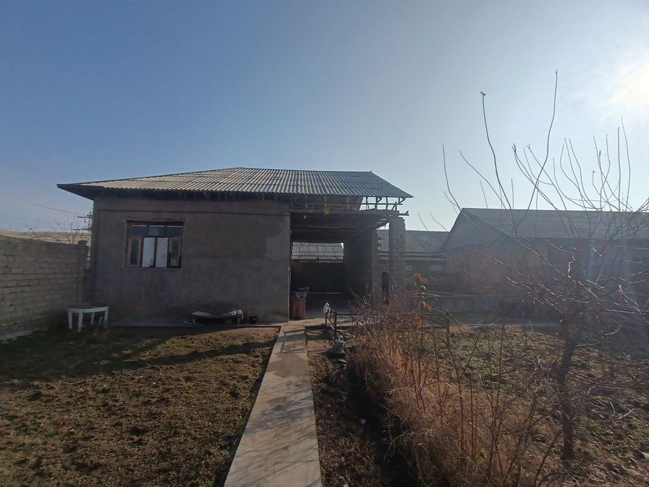 Srochna hovli uy sotiladi uzumbogda 6 sotix