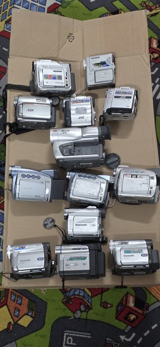 Lot 13 camere video vintage cu caseta miniDV si 8 mm