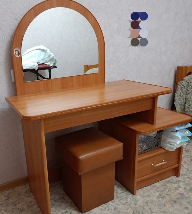 Туалетный столик с тумбочкой и зеркалом