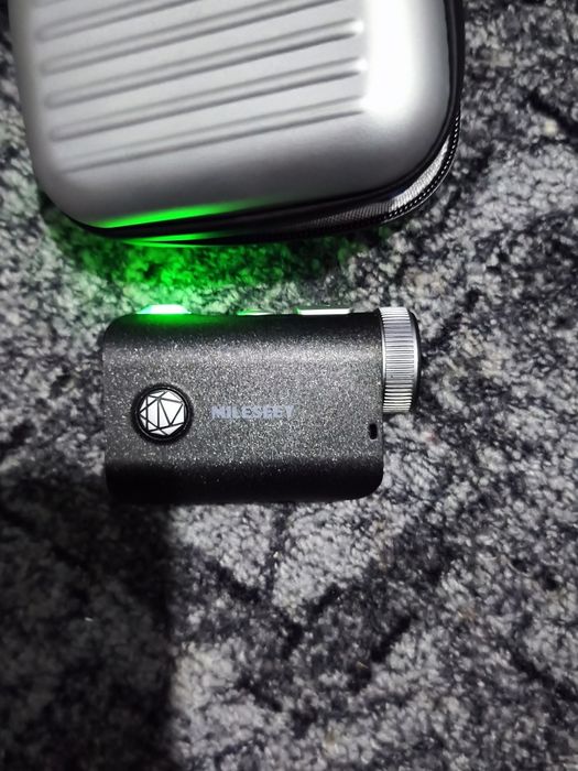 Telemetru laser pentru golf