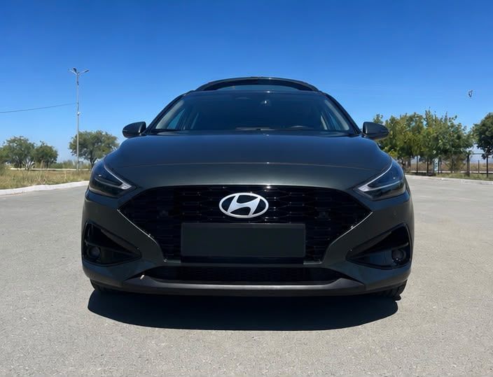 Hyundai I30 Hyundai i30 ideala pentru oraș (confort) dar și drumuri lungi.