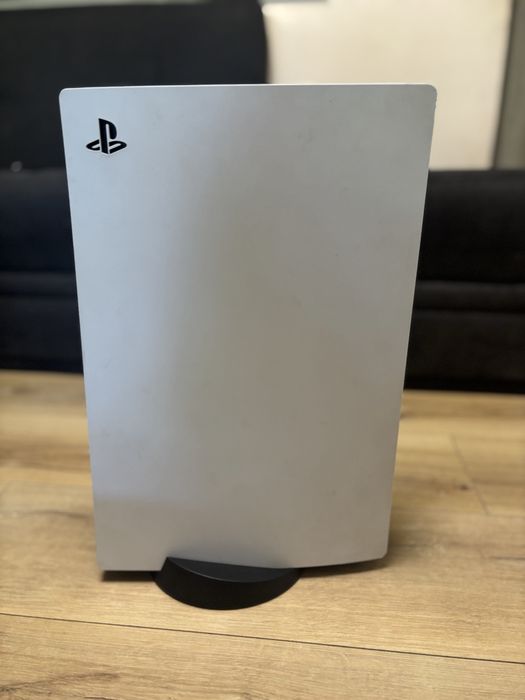 PS5 с 14 игри и 2 джойстика