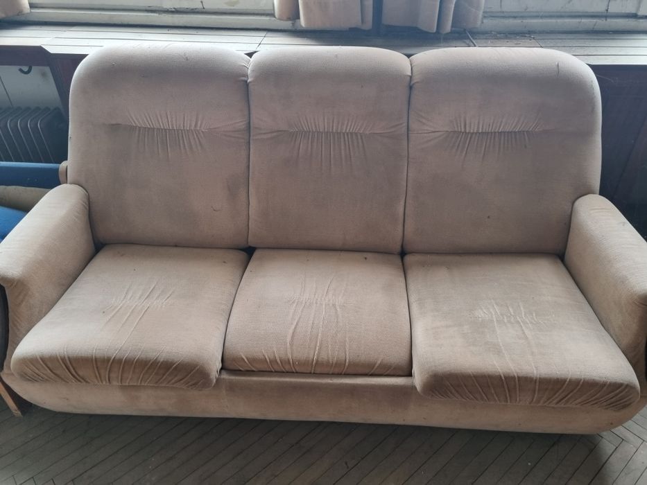 Продавам мебели-шкафове ,бюра,маси,дивани,фотьойли,табуретки и др.