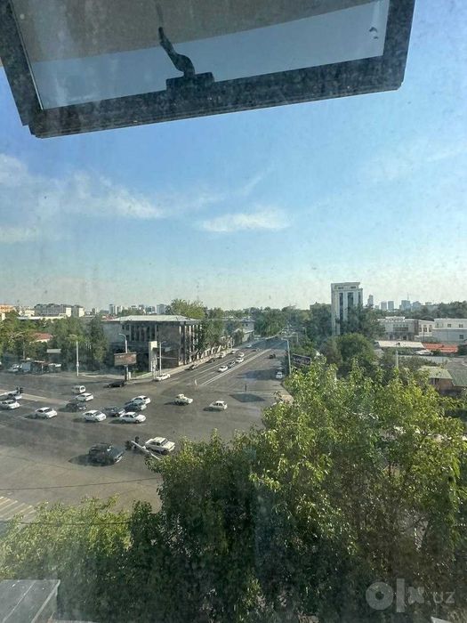 Сдаётся в аренду или продаётся коммерческое помещение в бизнес-центре.
