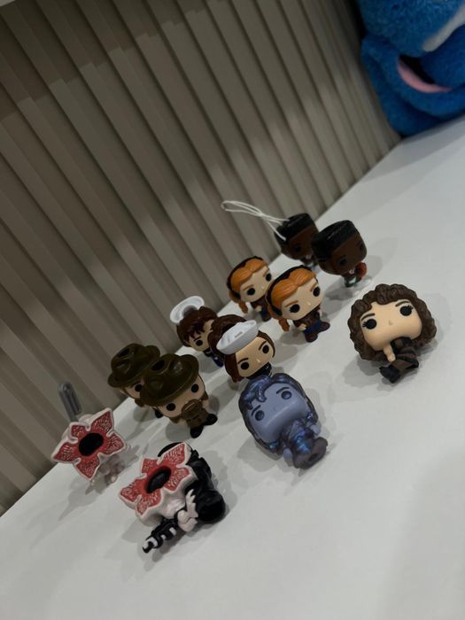 Продам фигурки Kinder Joy Stranger Things
