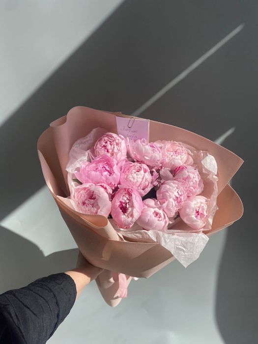 Пионы, кустовые розы, розы, гортензии