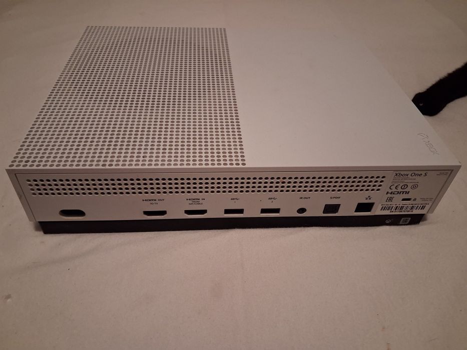 Xbox One S cu GTA 5 si o maneta