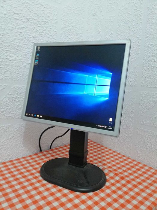 Vand 2 Monitoare 19" 50 cm diag pret negociabil