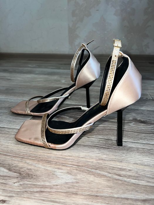 Продам босоножки