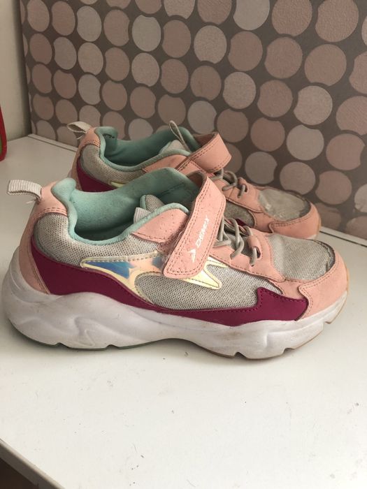 Продам школьную обувь