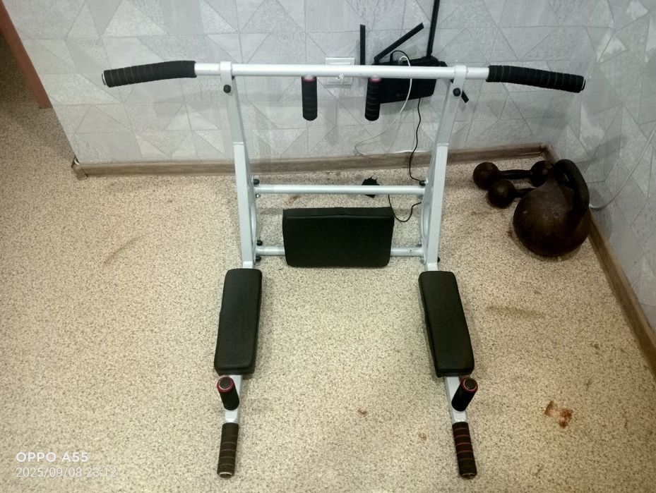 В продаже турник настенный