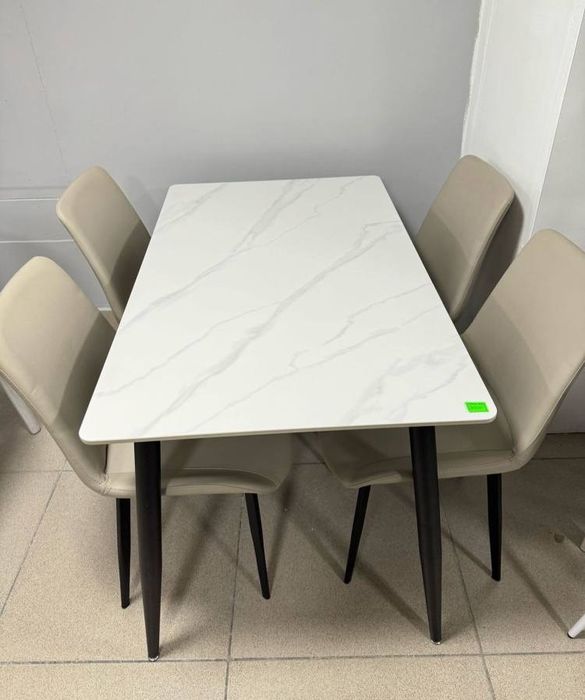 Обеденный стол с мраморной столешницей