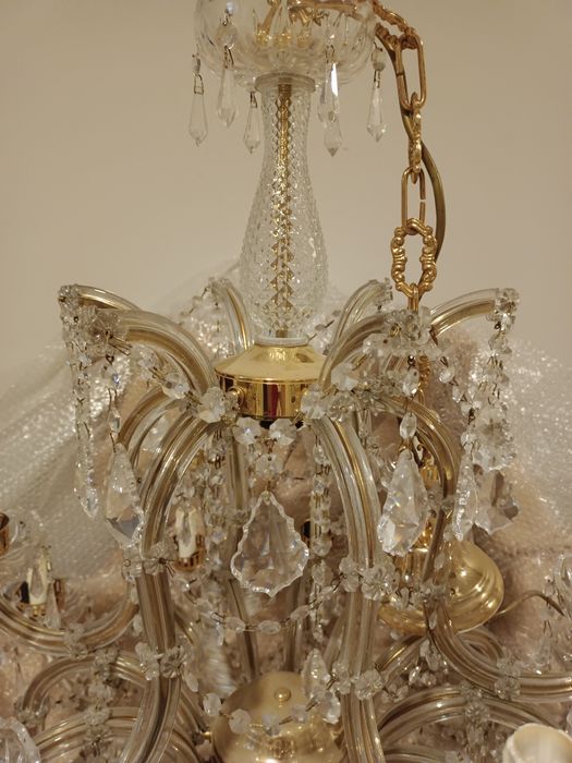 Продам хрустальную  люстру