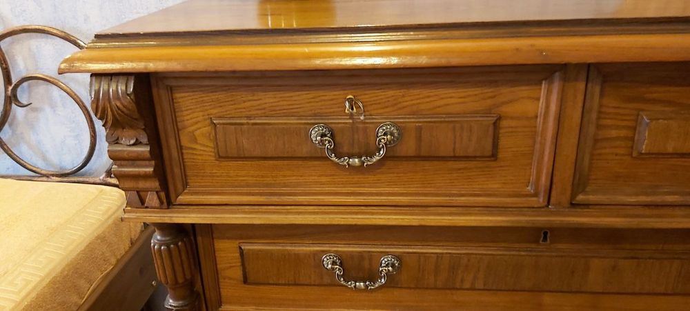 Роскошный дубовый антикварный комод.