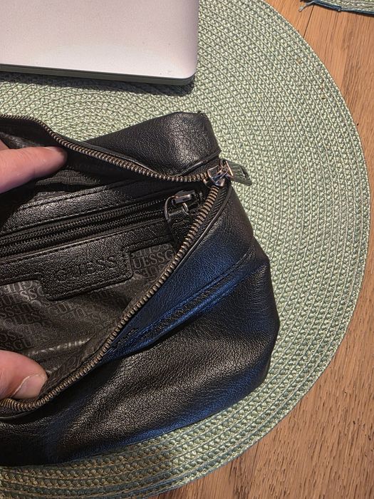 Диагоналка чантичка банан оригинална Guess