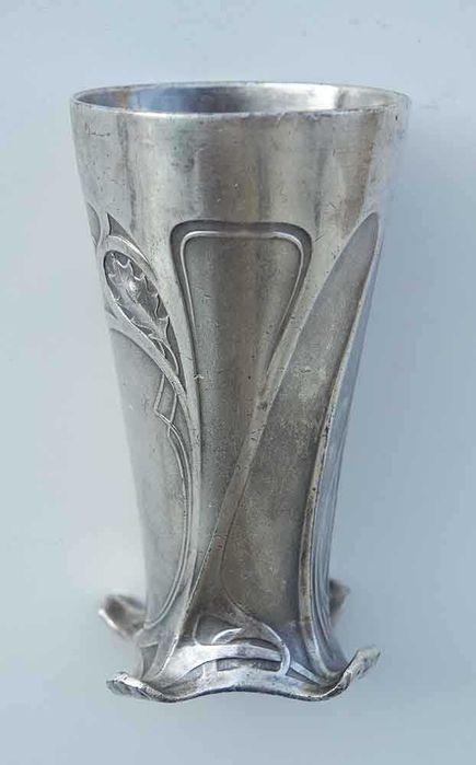 Старинна чаша от сребро с орнаменти - дъбови листа