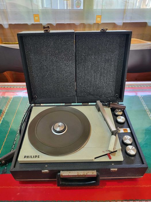 Ретро грамофон с касетофон – винтидж аудио система