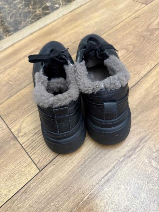 кожаные кроссовки (или кеды)