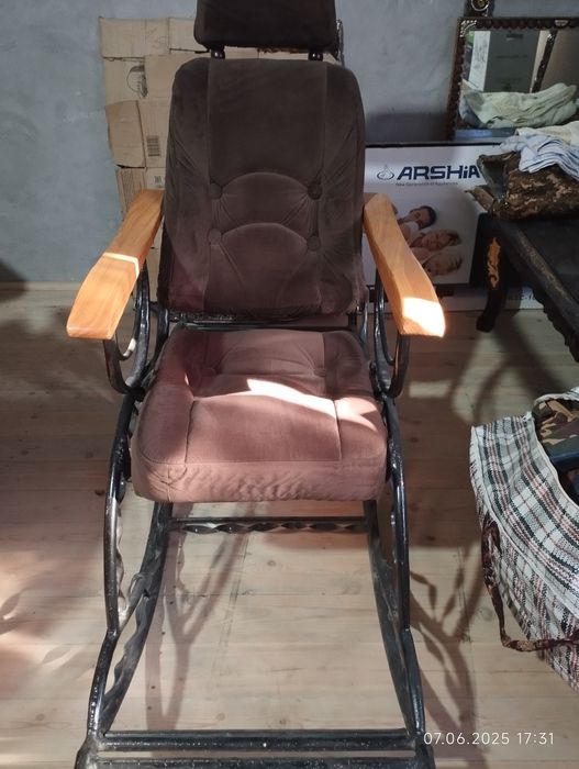 Кресло качалка сотилади.