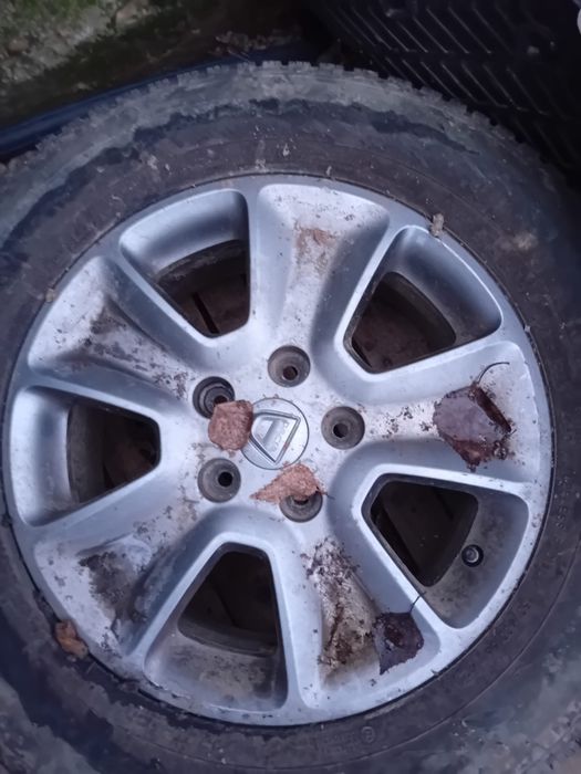 Jante 16” anvelope iarna 215 65 16 dacia duster pretul este / bucata