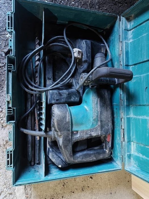 Перфоратор MAKITA HR4001C