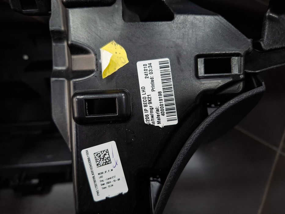 Ново Кожено Табло с Сив шев Mercedes W206 AMG