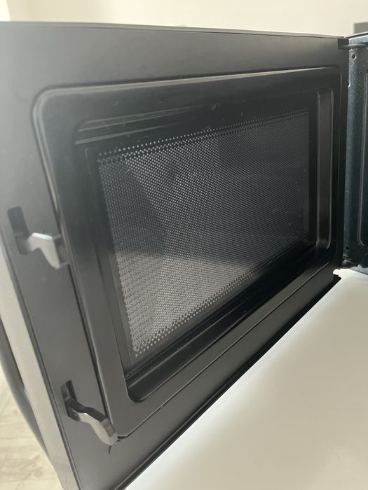 Продавам работеща микровълнова Samsung
