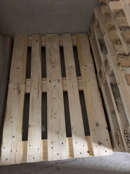 Продавам бели европалети 800х1200 и скари.