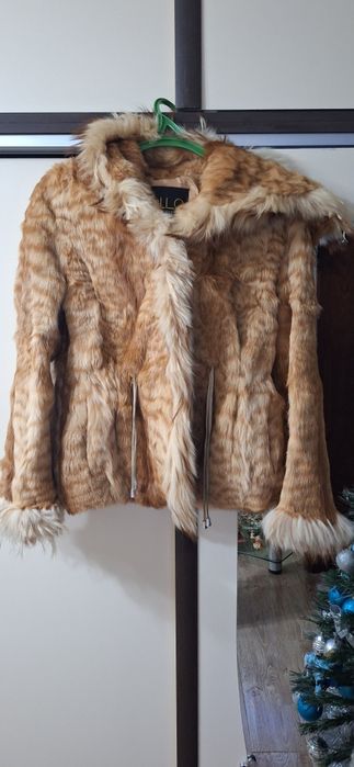 Шубка натуральная с большим капюшоном.размер s-m.