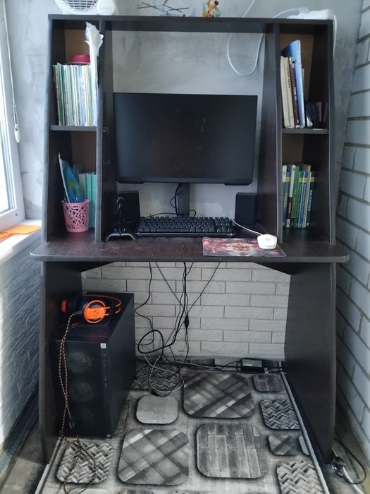 Продам стол компьютерный