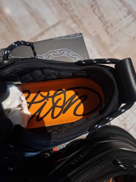 Sneakers Versace Chain Reaction cu eticheta (nu Nike, Gucci, Adidas, Balenciaga)
