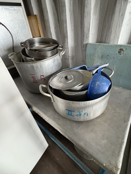 Продам баки, кострюли ,посуду со столовой