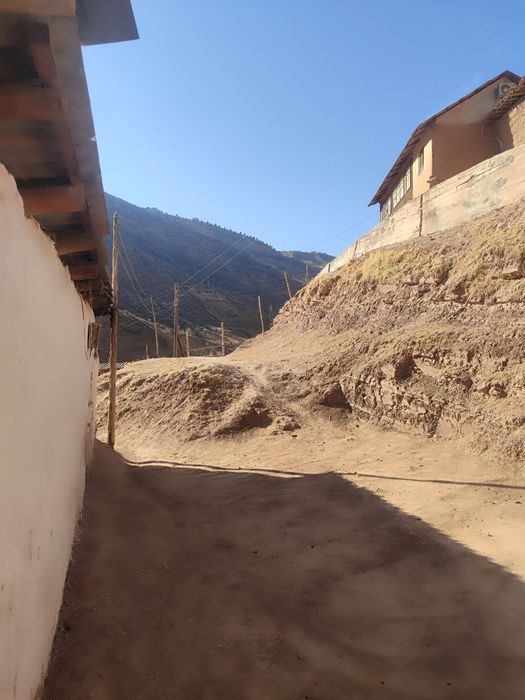 Sangardak sharsharasidan 1 km uzoqlida