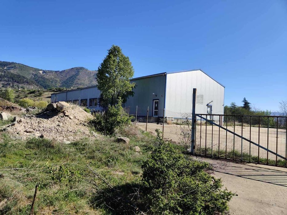 Дава се под наем Промишлена сграда в Клисура - 1527 кв.м за 1500 € - Снимка #3